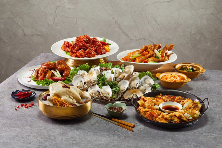 50樓Cafe經典韓食海陸齊備，除了韓式炸雞、安東燉雞、人蔘雞湯、海鮮煎餅，更有東石港直送的烤蚵吃到飽。業者提供