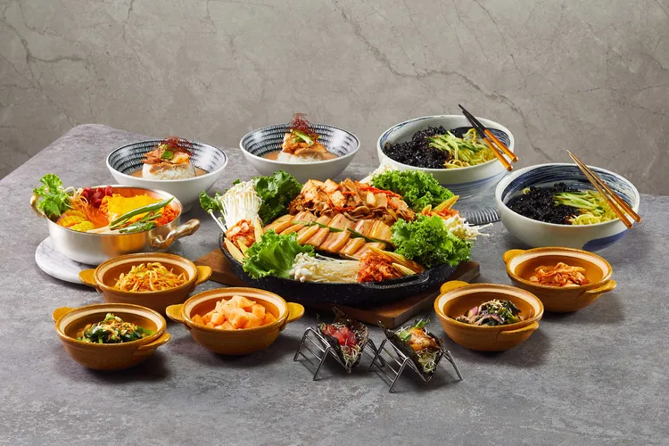 50樓Cafe韓國烤肉、部隊鍋、韓式炸醬麵、豬肉湯泡飯皆是遊訪韓國不能錯過的美食。業者提供