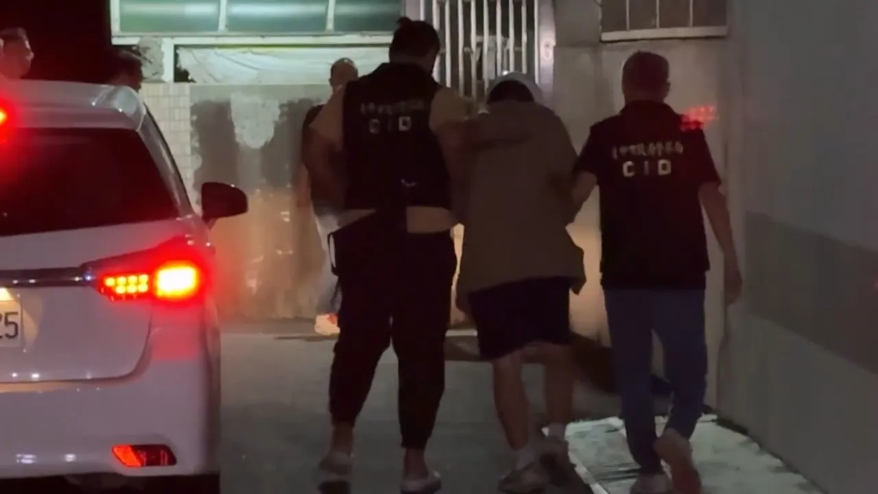 骆男被依杀人罪移送少年法庭,法官询问后裁定收容至少年观护所。民众提供