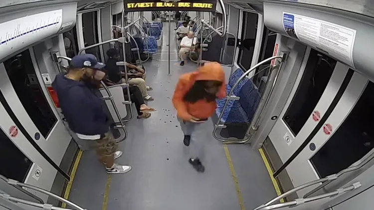 兇嫌行兇後，仍滴著血，就這樣大搖大擺走出列車。翻攝X@NCpolicedepartment