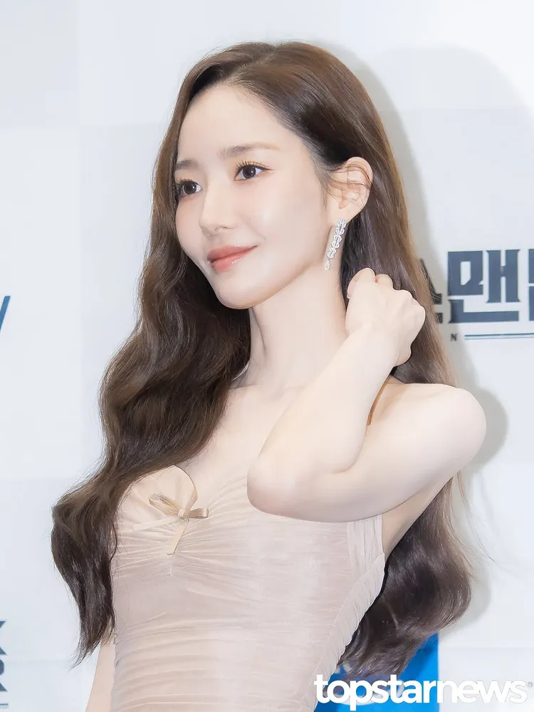 朴敏英臉頰明顯凹陷、肩骨突出。翻攝topstarnews