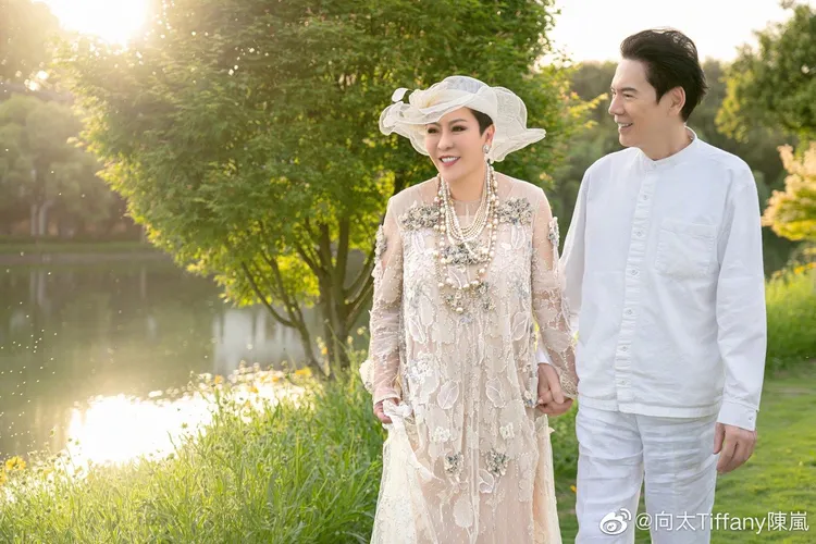 陳嵐（左）幫助向華強打理中國星集團事業。翻攝向太陳嵐微博