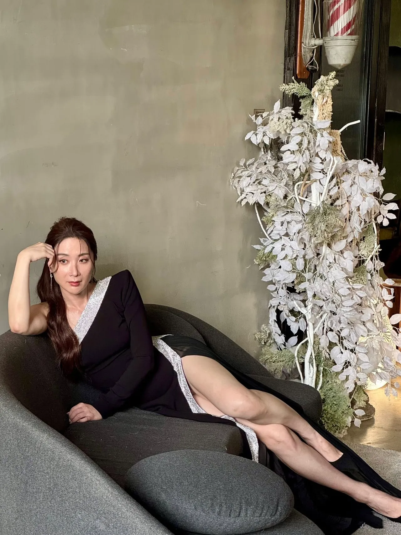 陈汉章气场强大不输专业模特儿。翻摄《乐乐律师.前乐检》脸书