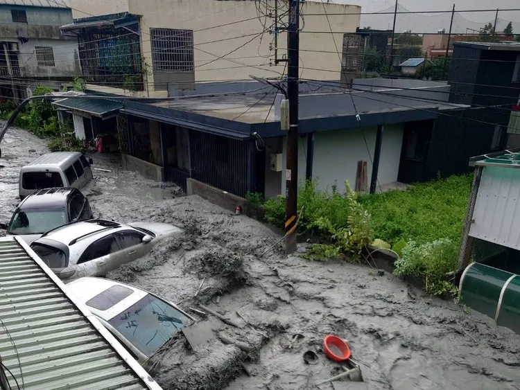 馬太鞍溪橋遭沖毀大量洪水沖入光復市區，馬路變成河流。民眾提供