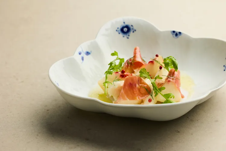 Grill Ukai-水蜜桃 莫札瑞拉 卡布里沙拉。業者提供