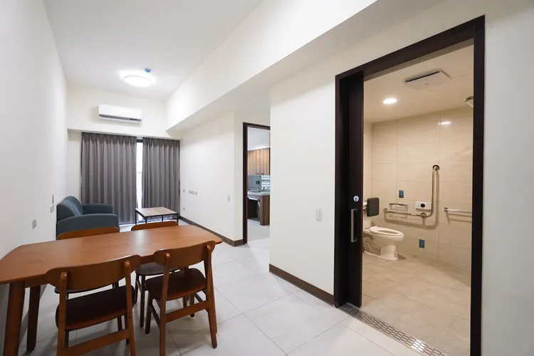 育有0-6歲孩童家庭可申請婚育宅，最長可住12年。住都中心提供