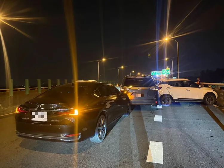 台88快速道路5車追撞，3人輕傷。翻攝畫面