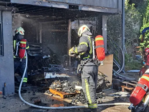基隆修車廠驚傳火警!黑煙狂竄伴爆炸聲響 1人受困閣樓無心跳