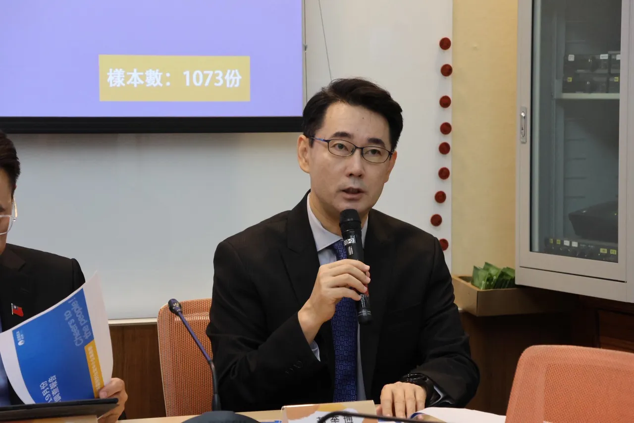 启思民本基金会今(15)日举行记者会,公布9月民调:「对等关税对台湾中小企业冲击」。启思民本基金会董事兼执行长黄奎博说明。江启臣办公室提供
