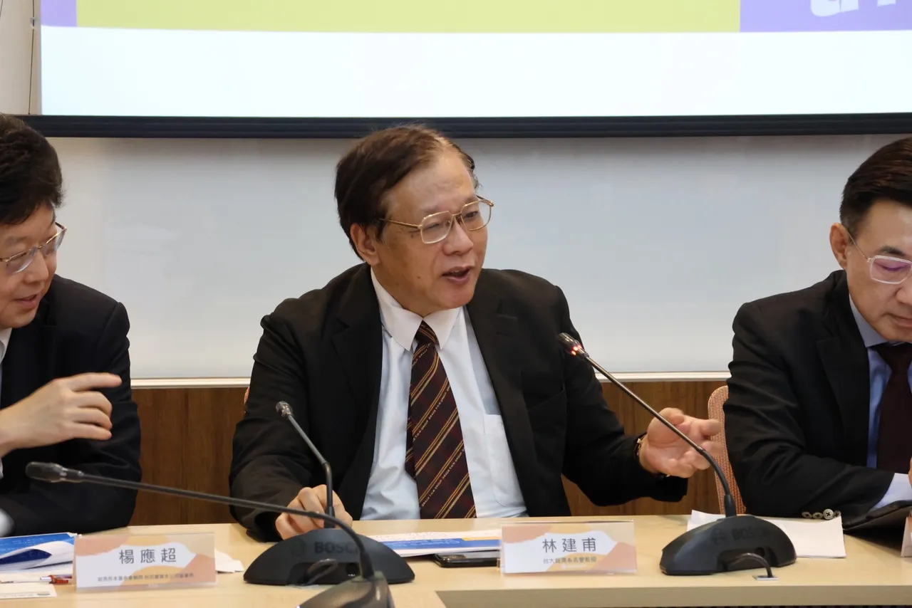 启思民本基金会今(15)日举行记者会,公布9月民调:「对等关税对台湾中小企业冲击」。台大经济系名誉教授林建甫在会中发言。江启臣办公室提供