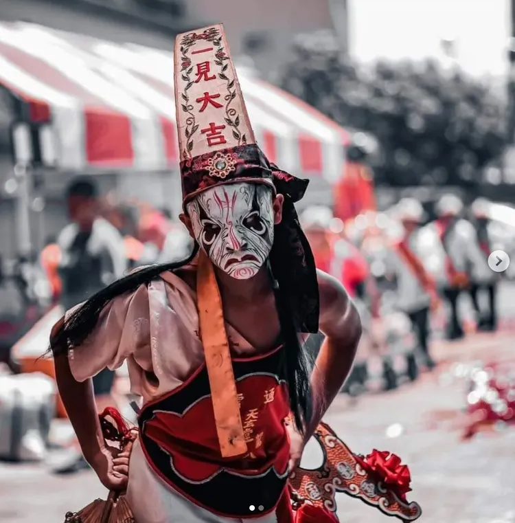 31刀瘋狂砍死前女友的17歲駱姓少年，是苗栗某神壇的成員，個人IG有多張他跳八家將的照片。翻攝IG