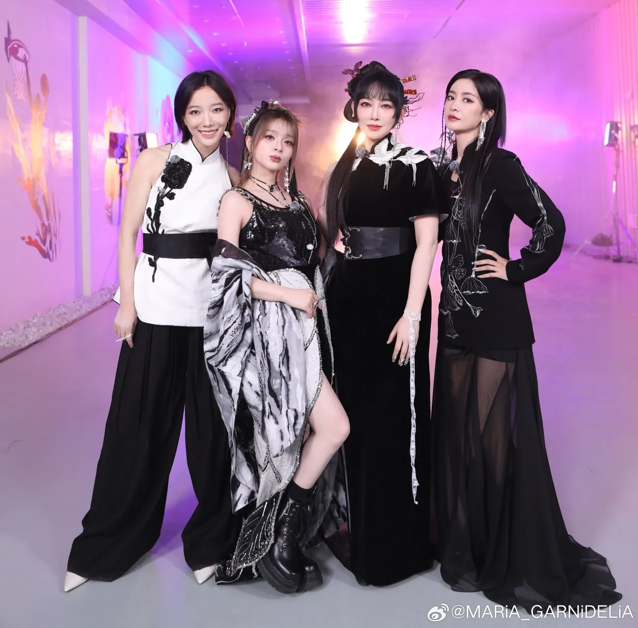 美依禮芽(左二)也活躍中國演藝圈,曾參與《乘風2023》,今年以幫唱學姊身分參與《乘風2025》。MARiA微博