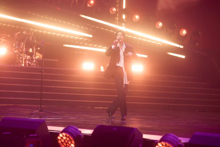 肖戰HIGH唱《整晚的音樂》。翻攝肖戰工作室微博