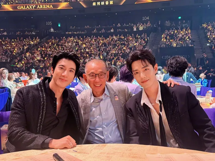 英皇老闆楊受成（中）與王力宏（左）、肖戰合照。翻攝霍汶希微博