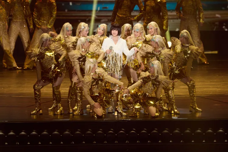 江蕙挑戰輕快舞曲，小鮮肉粉絲獻「親手吻」。寬宏藝術提供