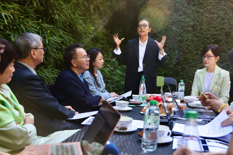 駐法國台灣文化中心主任胡晴舫（站者）說明近年執行的諸多專案計畫。文化部提供