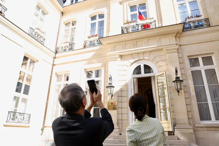 李遠（左）就任後首度訪歐，看見台灣國旗飄揚駐法代表處，特別拍照打卡紀錄。文化部提供