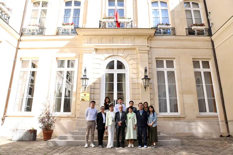 李遠（下排中）率團展開歐洲訪問行程。文化部提供