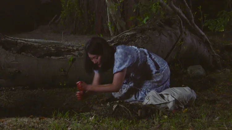 顏曉筠《好運來》哽咽著埋葬寶寶，最後痛哭失聲、全身顫抖。民視提供