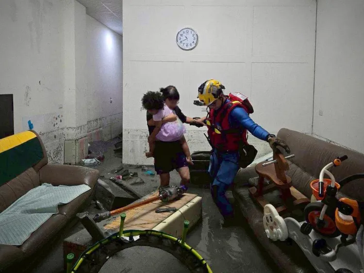 北市搜救隊返程途中，協助救出受困母女。翻攝蔣萬安臉書