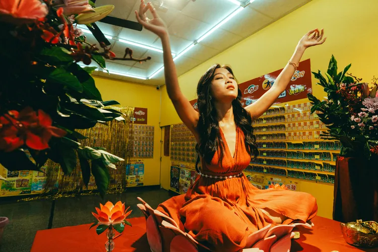 楊富江假扮神婆。牽猴子提供