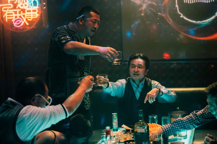 唐從聖（右）、草爺詮釋政治人物應酬。牽猴子提供