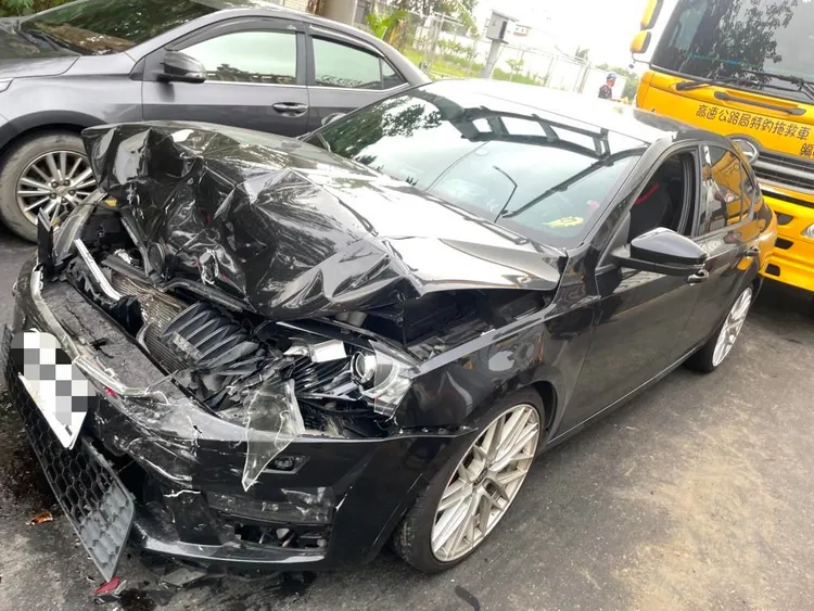 肇事小客車,車頭凹陷毀損。楊梅警分局提供