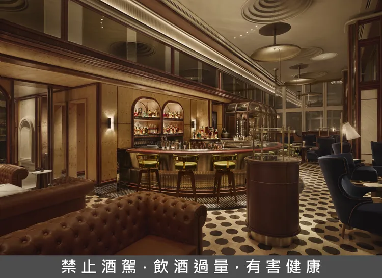 二樓 Cooper 以職人匠心精神，融合深藍絲絨與黃銅點綴的氛圍，在靜謐氛圍中細品經典與陳年風味。業者提供