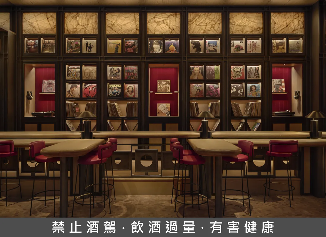 地下一楼 Playback 以日式文化与黑胶灵感,融合音乐现场与创意调酒,将节奏与情感化为味蕾共鸣。业者提供