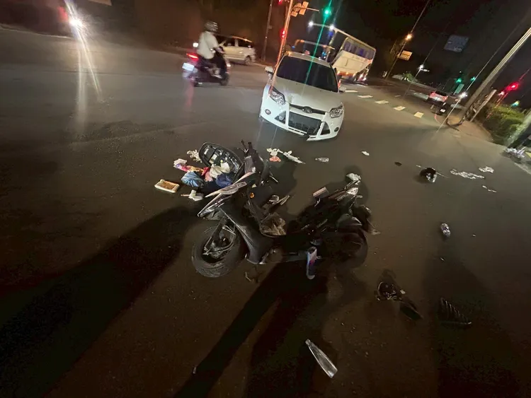 70歲陳姓騎士雙膝骨折送醫。民眾提供