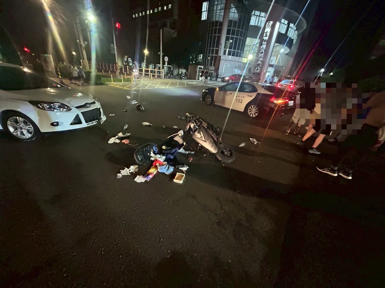 陈姓男大生在学校门前与70岁陈姓骑士发生碰撞。民众提供