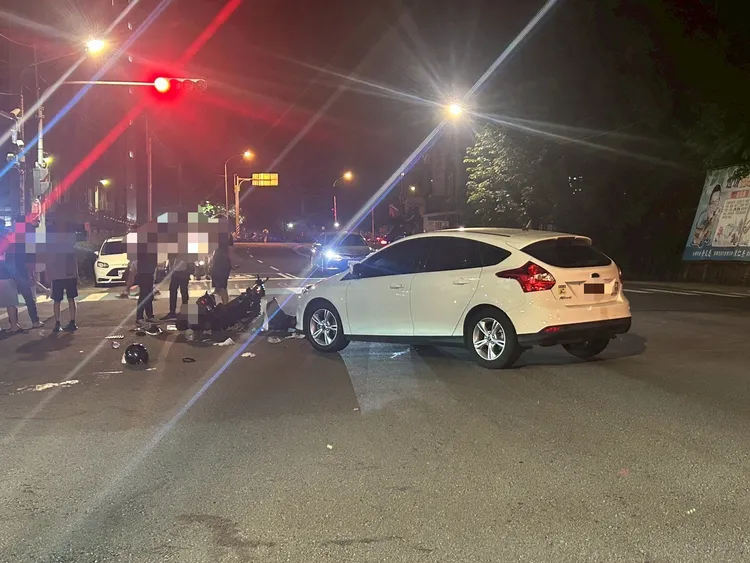 2輛車疑似均搶快才發生碰撞。民眾提供