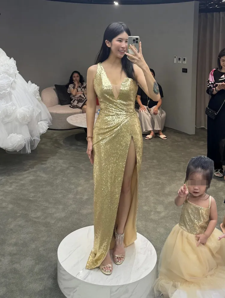 柔柔和小元寶穿金色母女裝。翻攝柔柔Threads