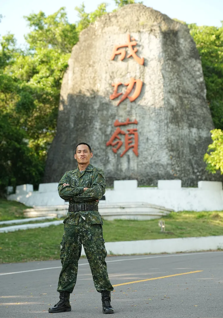 阿夫當兵隨身帶筆記本，紀錄心情照片。台視提供