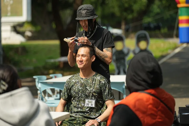 阿夫（中）滿意平頭造型，懇親日請朋友幫自己理髮。台視提供