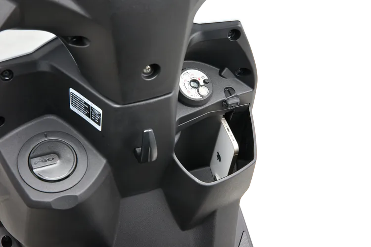 容量充裕的前置物箱還附有USB插孔，以及手機專用固定卡槽。業者提供