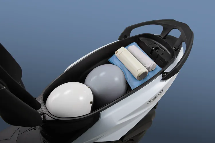 威力125擁有37公升超大車廂，可同時放入兩頂¾罩安全帽。業者提供