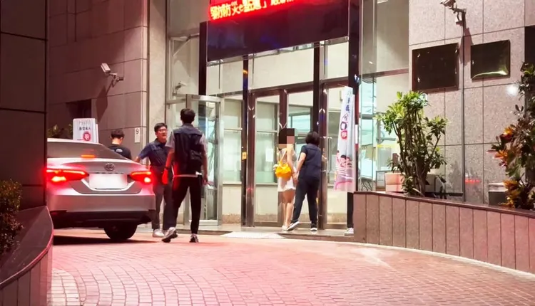 高雄市立圖書館總館被拍不雅片，警方傳喚涉案的吳姓女子與劉姓男子到案，依公然猥褻罪嫌送辦。高市前鎮警分局提供