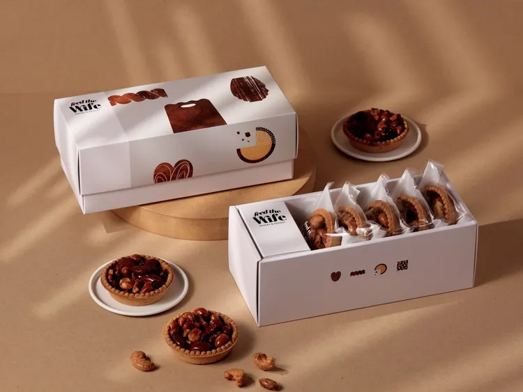 「小滿月」禮盒有熱銷款「月光焦糖脆堅果塔」6入，猶如中秋圓月下的豐收氣息。業者提供