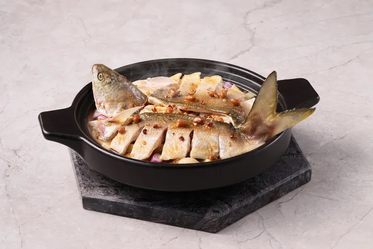 豆釀金香午仔魚以台灣午仔魚搭配米豆醬與酥炸蔥薑蒜，鹹鮮交織、口感鮮嫩。王品集團提供