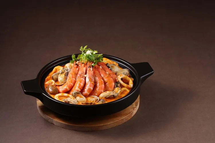 秘製沙茶海鮮煲集結白蝦、海蠣等6款美味海鮮，搭配秘製沙茶醬細火燉煮，完美融合海味和沙茶香。王品集團提供