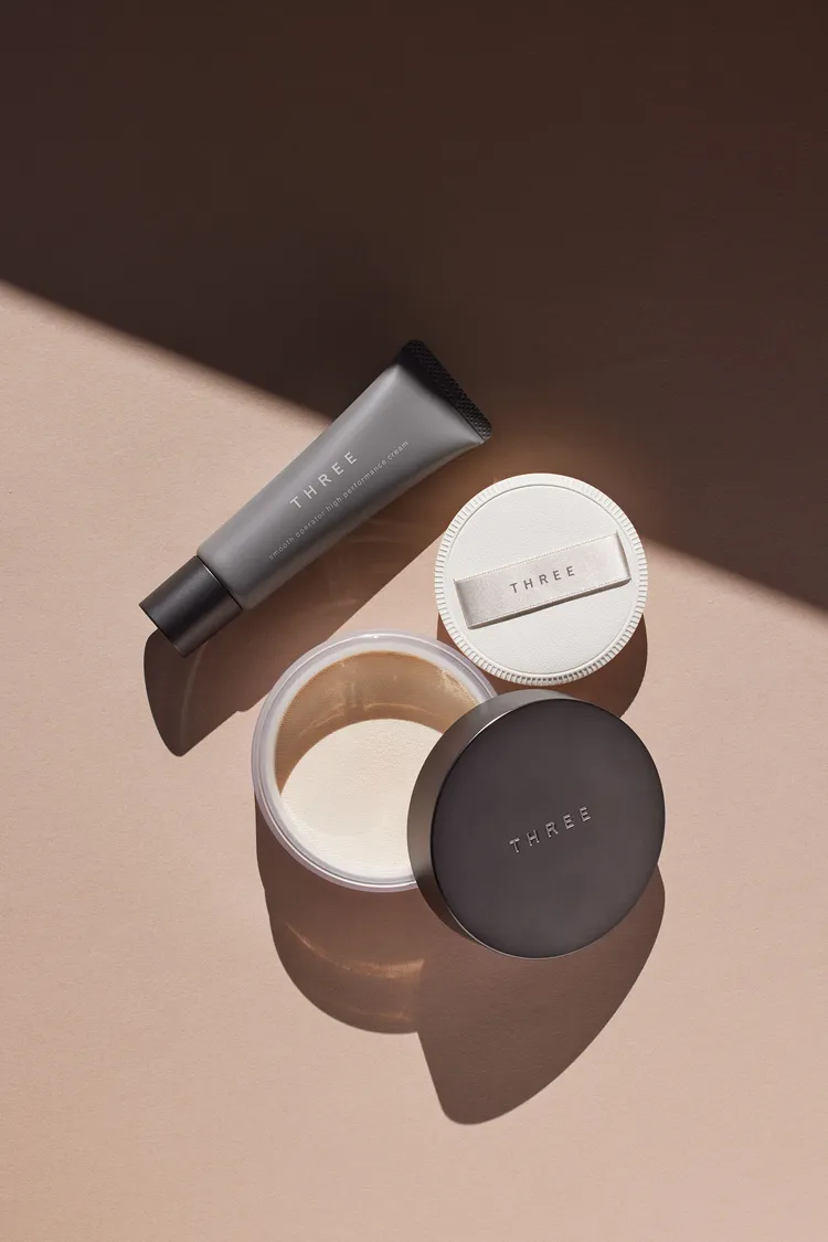 THREE晶透絲霧粉凝霜1300元、柔光極致晶透蜜粉1700元。品牌提供