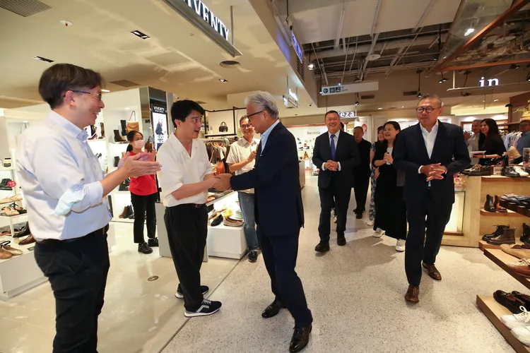 新光三越董事長和副董事長與在台中店服務滿25年的員工握手致意。新光三越提供