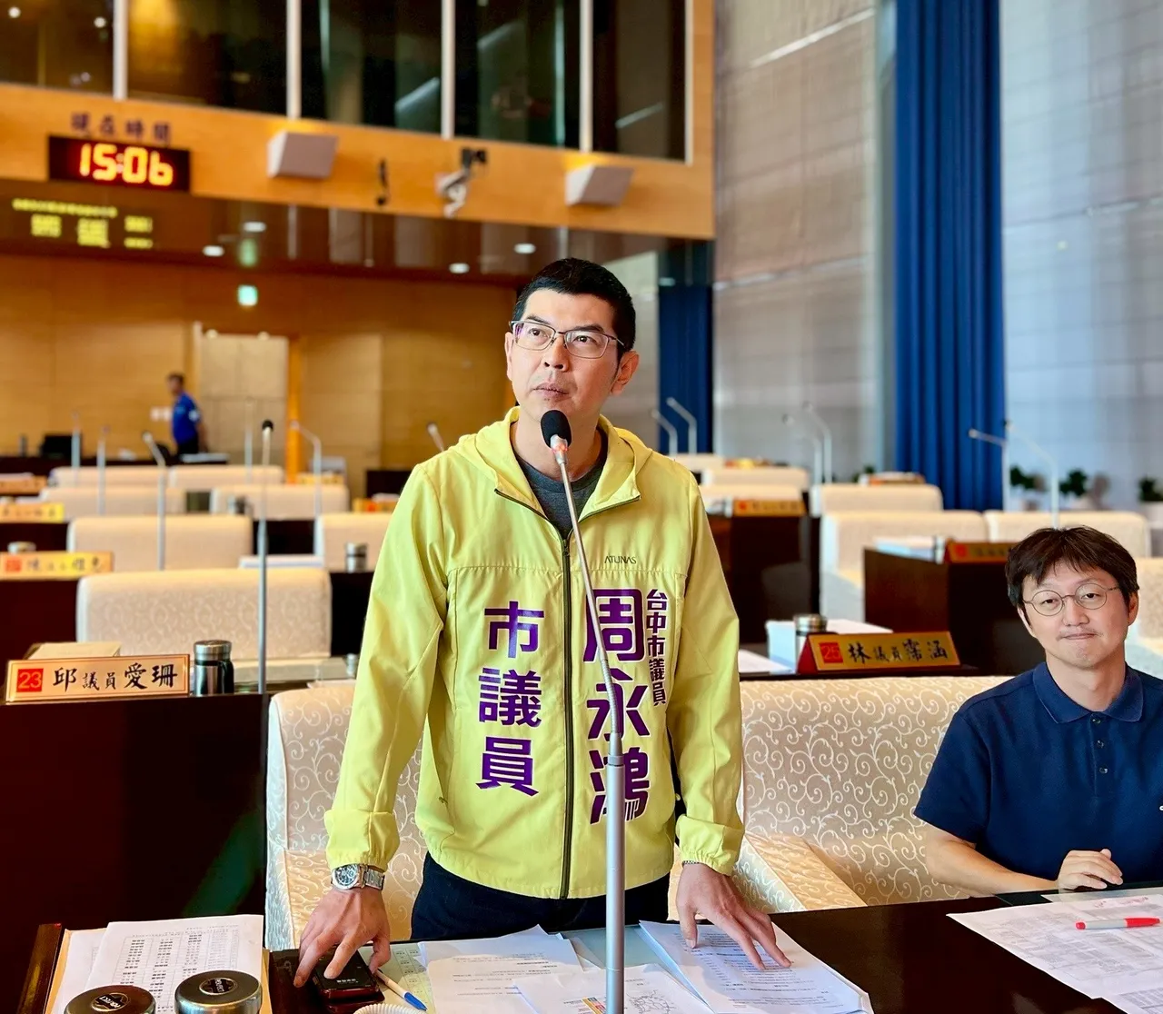台中市议员周永鸿在议会提案要求市府让市民凭身分证免费参观台中海洋馆,且不限次数。民众提供