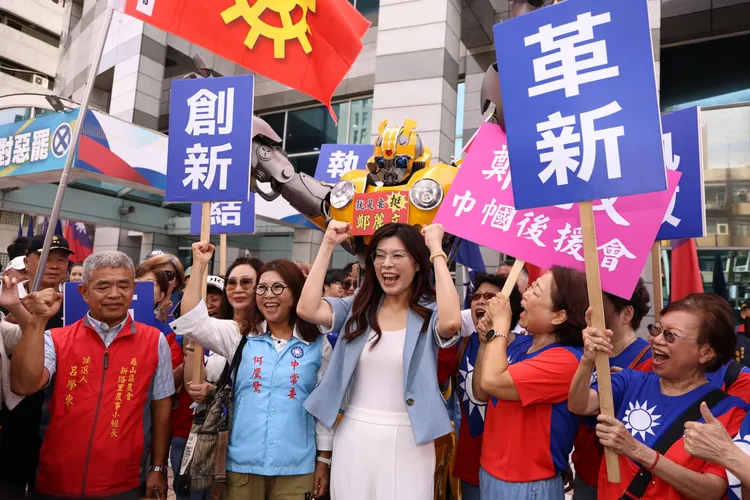 鄭麗文登記參選國民黨主席。彭欣偉攝