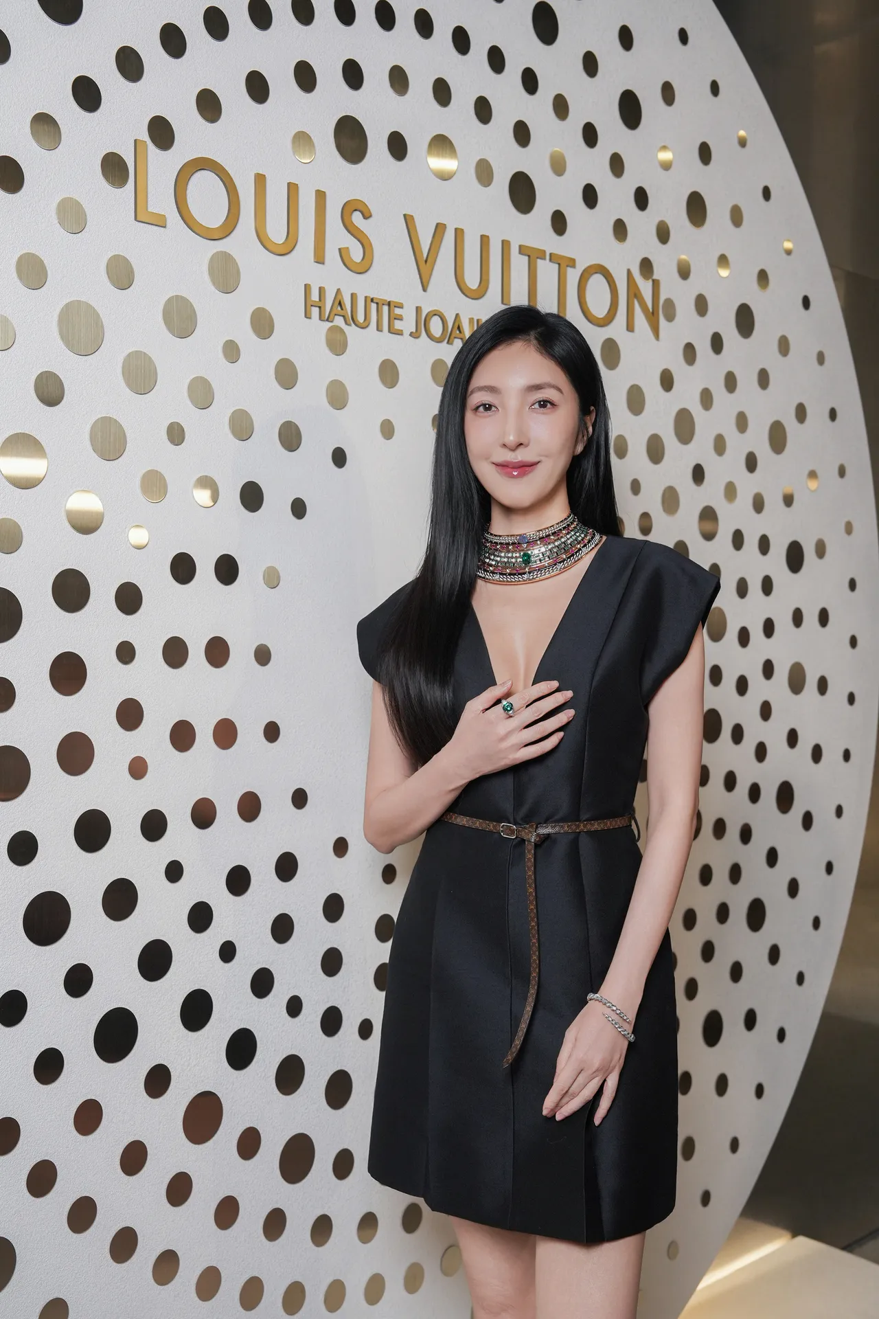 杨谨华戴上Monumental纪念祖母绿、黑色蛋白石、红宝石、缟玛瑙与
钻石颈链。品牌提供