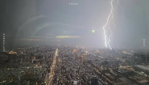 台北驚現巨大閃電!竟直劈雨瀑外 101震撼畫面曝