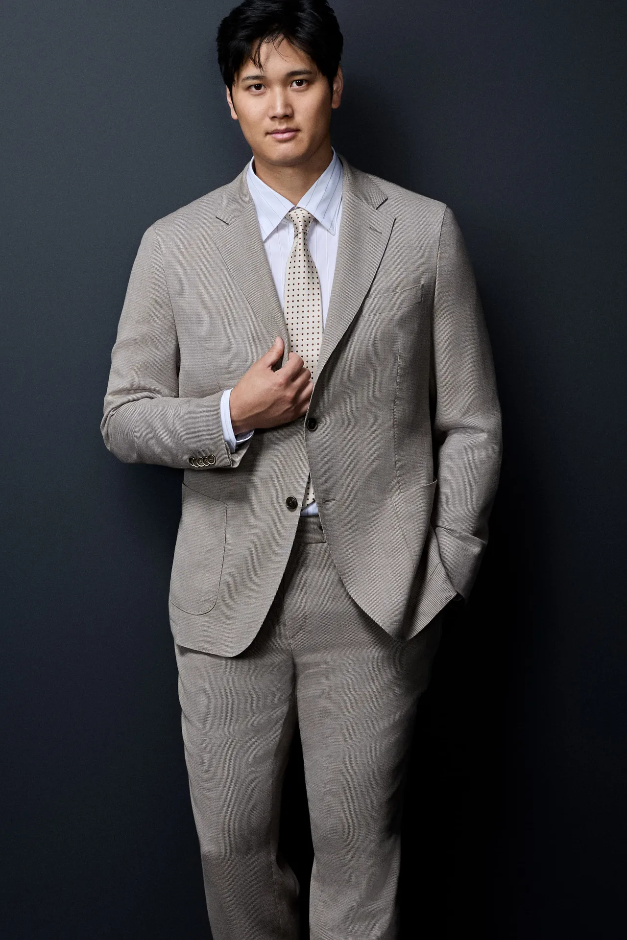 大谷翔平換上BOSS灰色西裝套裝,修身剪裁更顯挺拔。品牌提供