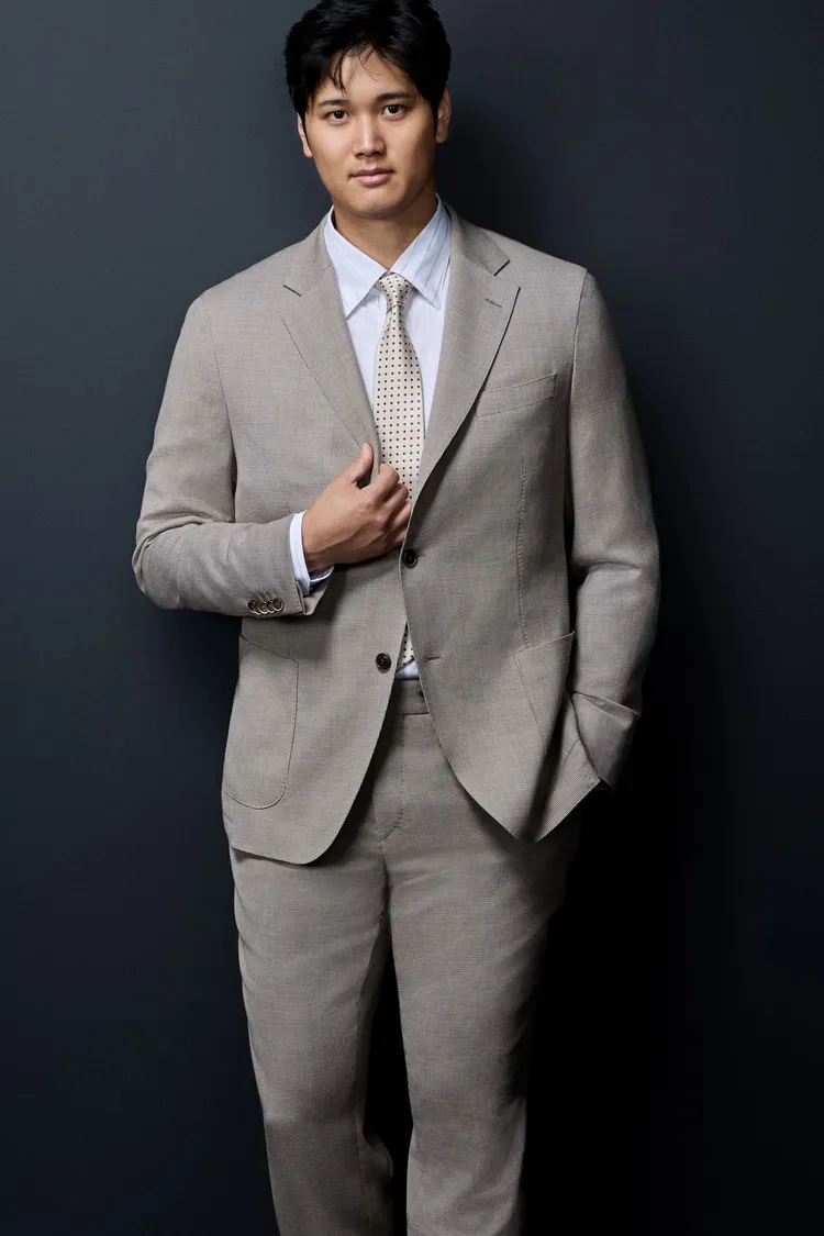 大谷翔平換上BOSS灰色西裝套裝，修身剪裁更顯挺拔。品牌提供