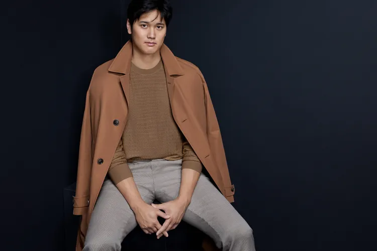 大谷翔平換上橘棕色風衣外套，內搭駝色針織衫與西裝褲。品牌提供